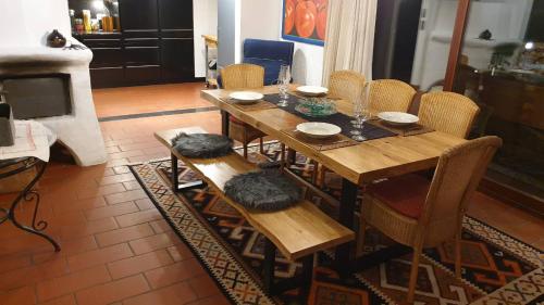 une table en bois avec des chaises et une salle à manger dans l'établissement myNest Appartements, à Seefeld in Tirol