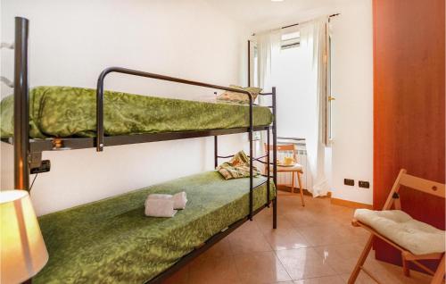 2 Etagenbetten in einem Zimmer mit Fenster in der Unterkunft Gorgeous Apartment In Localitabracco ge With Wifi in Bracco