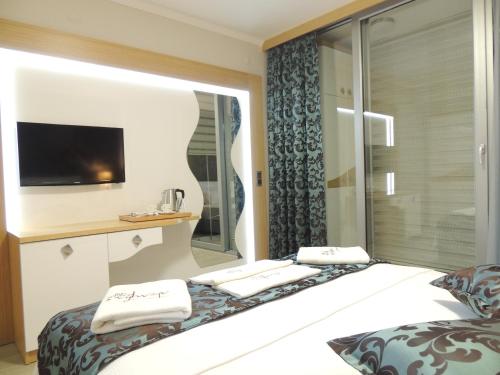 a hotel room with a bed and a window at Akcayhan Hotel in Akcay