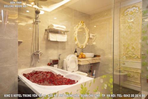 Salle de bains dans l'établissement King’s hotel Trung Yên
