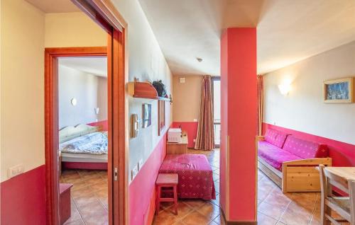 a room with a pink couch and a bed at Bilo Stallelunghe 5 in Frabosa Sottana