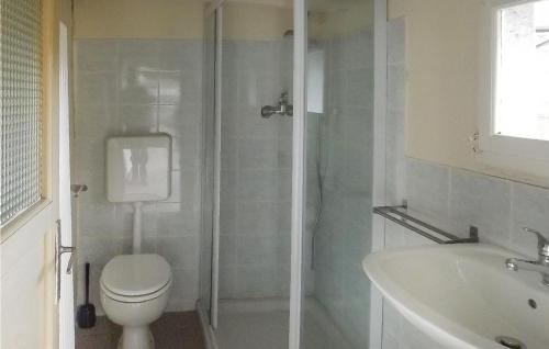 een badkamer met een douche, een toilet en een wastafel bij Fontanella 2 in Domodossola