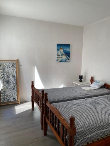 um quarto com uma cama grande e um espelho em Boramars By Bellavista - 200m de la plage em Argelès-sur-Mer