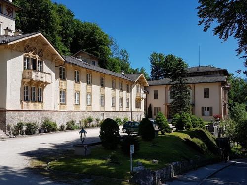 a large building with a street in front of it at Königliche Villa Appartement mit Balkon in Berchtesgaden