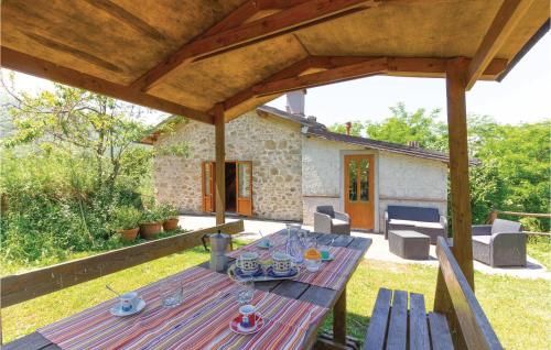 a picnic table in the backyard of a house at 2 Bedroom Stunning Home In Casoli Lu in Cocciglia