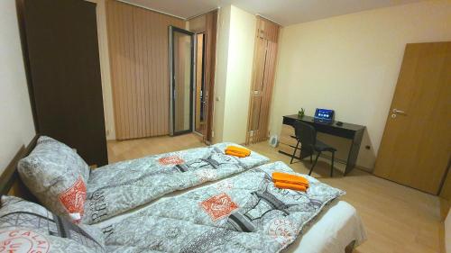 Ένα ή περισσότερα κρεβάτια σε δωμάτιο στο Minimalistic 1BR flat with a Parking spot