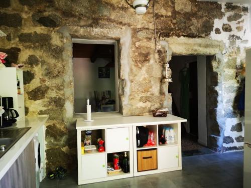 een keuken met een witte kast in een kamer bij Maison de village avec jardin privatif in Zicavo