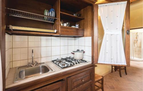 Eldhús eða eldhúskrókur á Stunning Apartment In Castiglione D,lago Pg With Kitchen