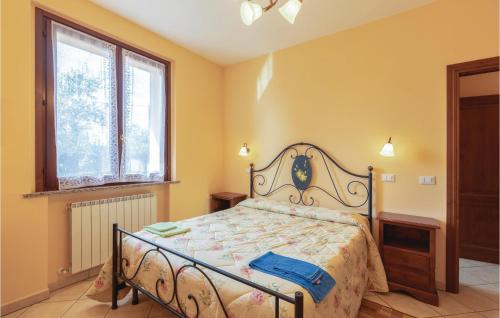 CasamaggioreにあるAlloroのベッドルーム1室(ベッド1台、窓2つ付)