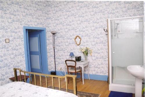 une chambre avec un lit, une table et un lavabo dans l'établissement Domaine de Lalande, à Vénès