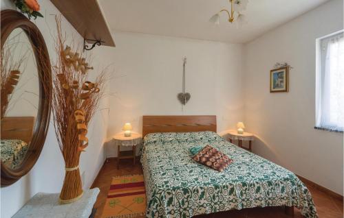 1 Schlafzimmer mit einem Bett, 2 Tischen und einem Spiegel in der Unterkunft Pian Dellaia 1 in Bracco