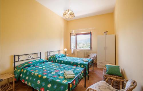 En eller flere senge i et værelse på Cozy Home In Torri In Sabina With House A Panoramic View