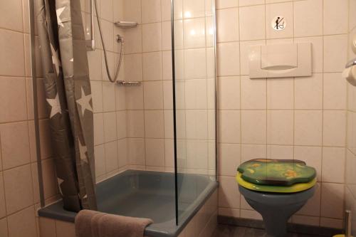 ein Bad mit einer Badewanne, einem WC und einer Dusche in der Unterkunft FeWo Alte Post in Oberdigisheim