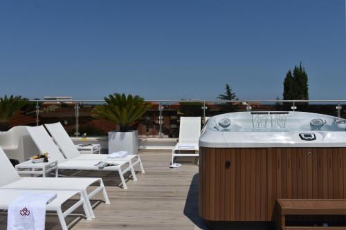 a hot tub on the roof of a resort at Tenuta Micoli in Frisa