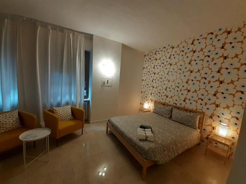 Un dormitorio con una cama y una pared con corazones en Baretti House 2 - Colazione offerta a ogni soggiorno en Turín
