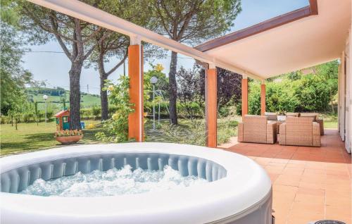 Vonkajšia záhrada v ubytovaní Awesome Home In Fano -Pu- With Jacuzzi