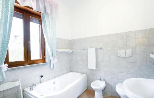 Kúpeľňa v ubytovaní 2 Bedroom Stunning Home In Carovigno br