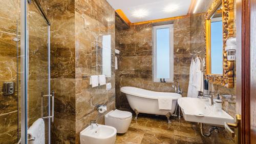 Ένα μπάνιο στο GREGORY Boutique Hotel Chisinau