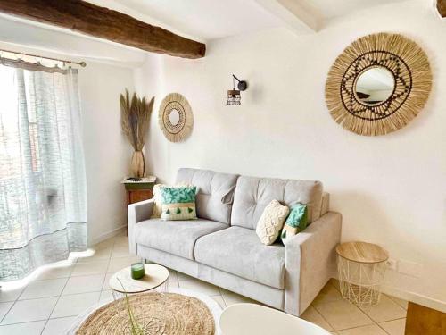 un salon avec un canapé et un miroir dans l'établissement LE MATTONI 5, à Menton