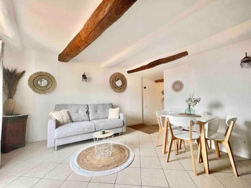 un salon avec un canapé et une table dans l'établissement LE MATTONI 5, à Menton