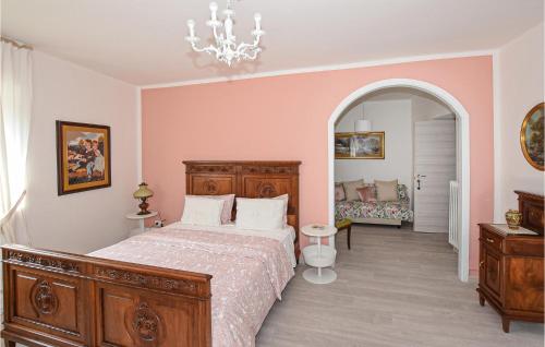 - une chambre avec un lit et un lustre dans l'établissement Casa In Collina, à Soriso