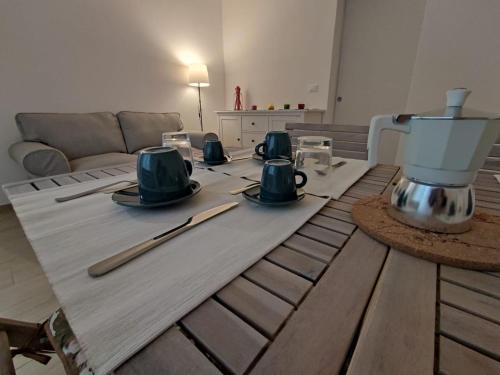 salon ze stołem z kapeluszami w obiekcie Grigio Perla Panigale, villetta con giardino e parcheggio privato fino a tre posti auto - Un oasi di tranqullità w Bolonii