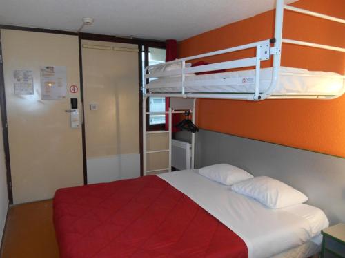 מיטה או מיטות בחדר ב-Premiere Classe Brest Gouesnou Aeroport
