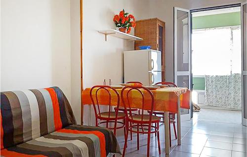 Fočaにある1 Bedroom Beautiful Apartment In Gallipoliのキッチン(テーブル、椅子、冷蔵庫付)