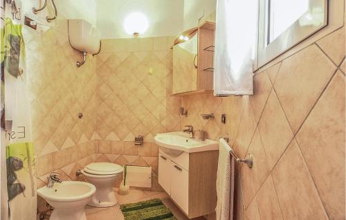 a small bathroom with a toilet and a sink at Casa Cubo in Flussio