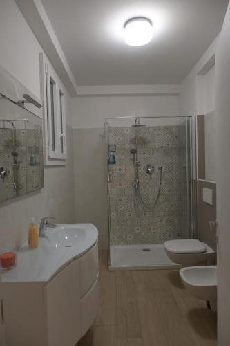 W łazience znajduje się prysznic, umywalka i toaleta. w obiekcie Grigio Perla Panigale, villetta con giardino e parcheggio privato gratuito w Bolonii