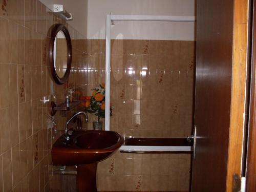 une salle de bain avec un lavabo en bois et un miroir dans l'établissement CHEMIN ROYAL AU BORD DU LOT, à Pierrefiche