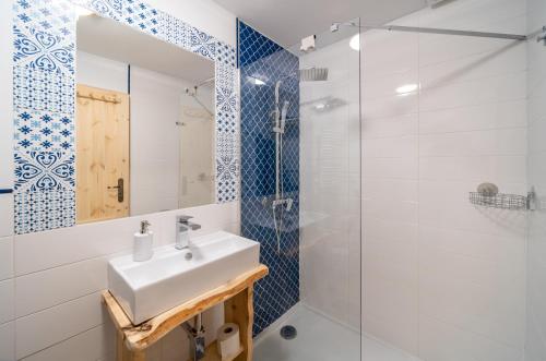 een badkamer met een wastafel en een douche bij Apartament Rosa in Szklarska Poręba