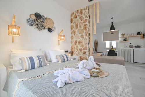 A bed or beds in a room at Casa Verde Di Naxos