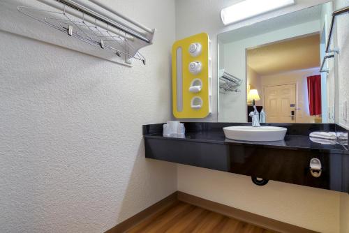 y baño con lavabo y espejo. en Motel 6-Rowland Heights, CA - Los Angeles - Pomona, en Rowland Heights