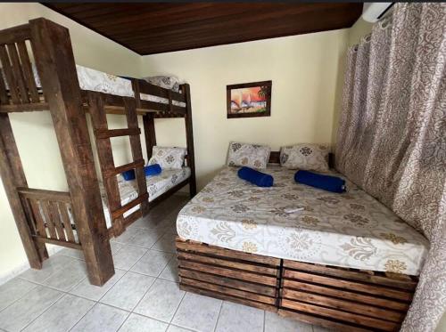 ナタールにあるHostel flor do Caribeのベッドルーム1室(二段ベッド2組付)