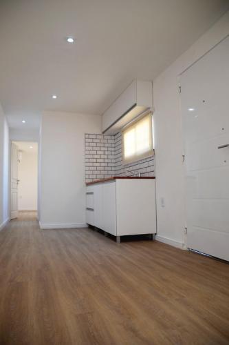 an empty room with white walls and wood floors at Apart SmartBox in Campana