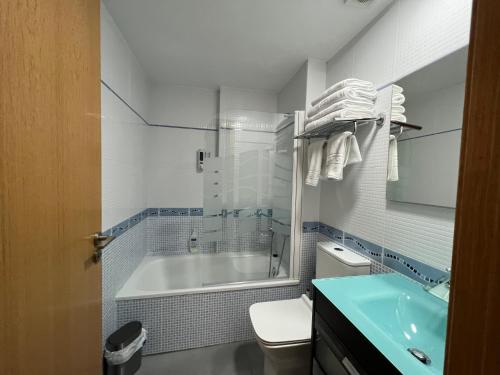 La salle de bains est pourvue d'une baignoire, de toilettes et d'un lavabo. dans l'établissement Llano Santa Isabel, à Saragosse