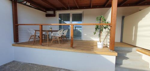 a patio with a table and chairs on a deck at Weingut & Ferienwohnungen Lenhard in Lang
