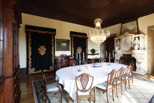 a dining room with a table and chairs and a chandelier at Parador Casa Da Insua in Penalva do Castelo