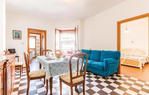 アルバ・アドリアティカにある2 Bedroom Awesome Apartment In Villa Rosa Teのリビングルーム(青いソファ、テーブル付)