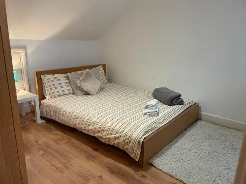 Кровать или кровати в номере Guest House quarto Individual cama box solteiro ! Finsbury Park