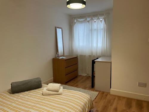 Кровать или кровати в номере Guest House quarto Individual cama box solteiro ! Finsbury Park