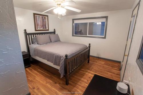 - une chambre avec un lit et un ventilateur de plafond dans l'établissement Charmer in the Aves Guest House, à Chico