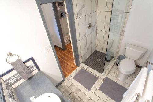Bathroom sa Guest House, Accessible to Downtown, & Fast WiFi!