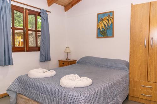 洛斯雷特斯Tacuifi I - Cabañas的一间卧室，床上有两条白毛巾