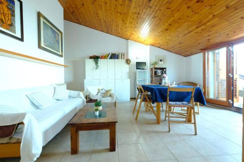 een woonkamer met een bed en een tafel bij Caterina Vista Mare - Pineto Vacanza in Pineto