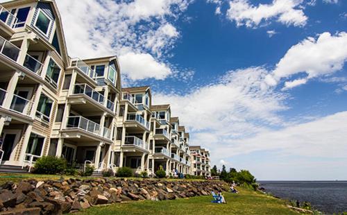 a large apartment building next to the water at Beacon Pointe on Lake Superior in Duluth