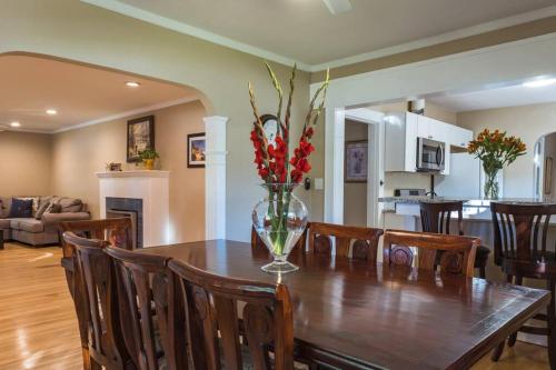 Η κουζίνα ή μικρή κουζίνα στο Lovely House near Downtown, Home away from Home!