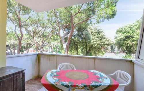un balcone con tavolo, 2 sedie e finestra di Acquamarina 8 a Rosolina Mare