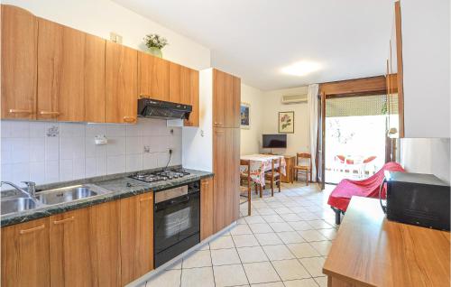 una cucina con lavello e fornello forno superiore di Acquamarina 8 a Rosolina Mare
